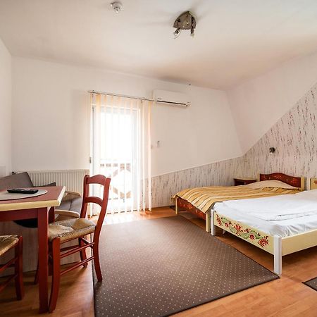 Hotel Sugas Сфынту-Георге Экстерьер фото
