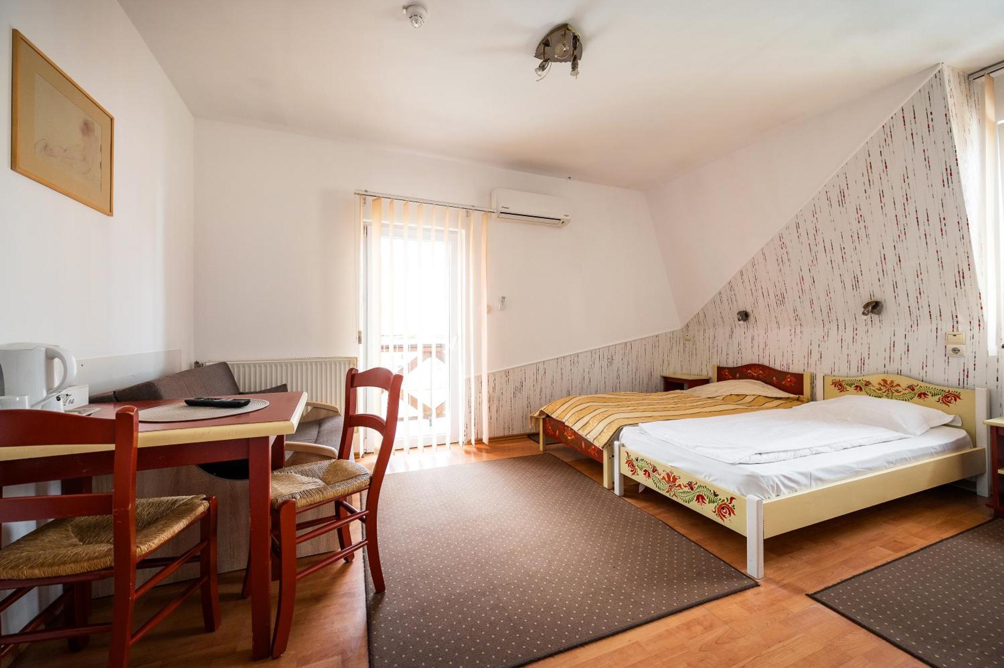 Hotel Sugas Сфынту-Георге Экстерьер фото