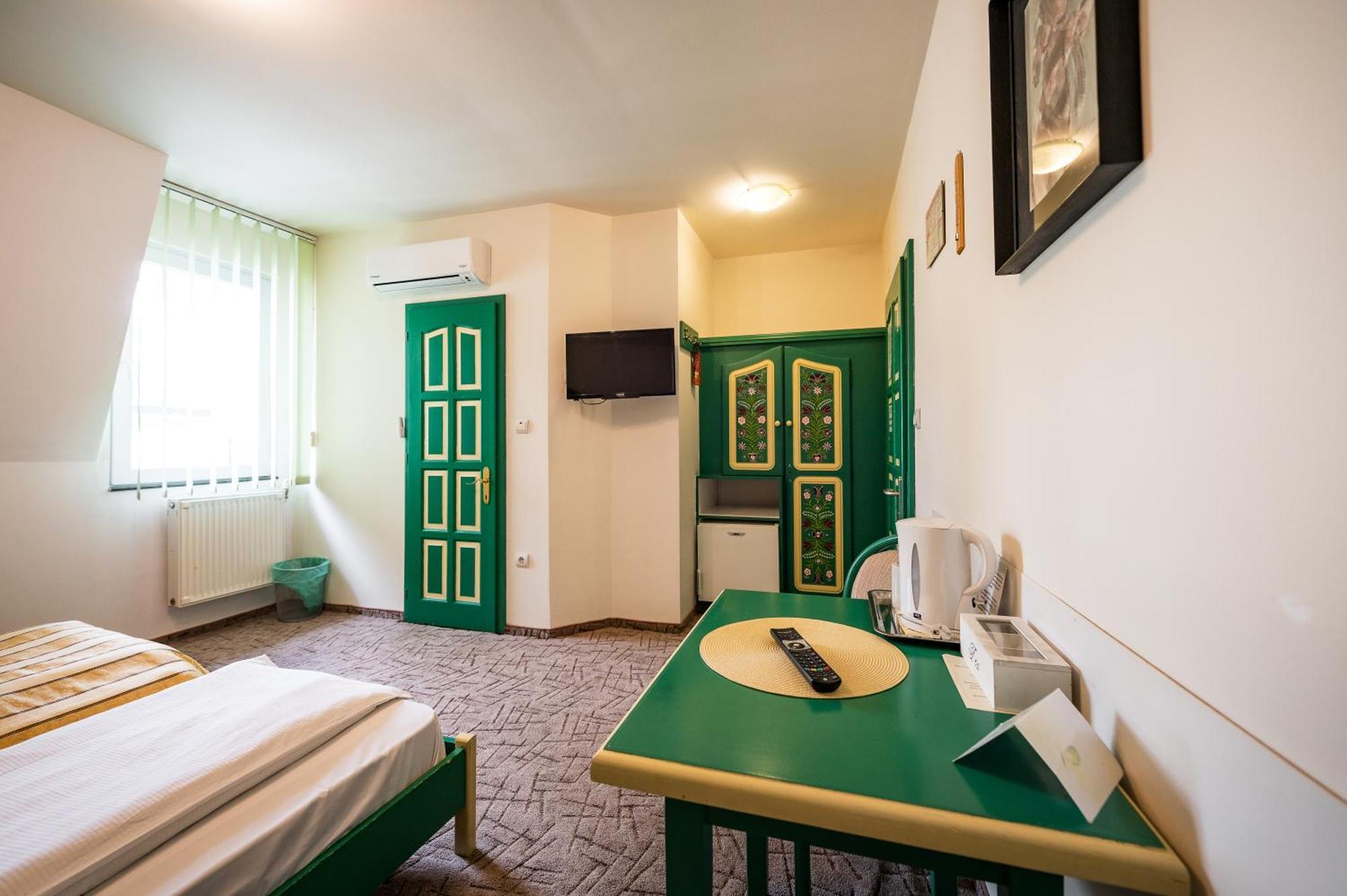 Hotel Sugas Сфынту-Георге Экстерьер фото