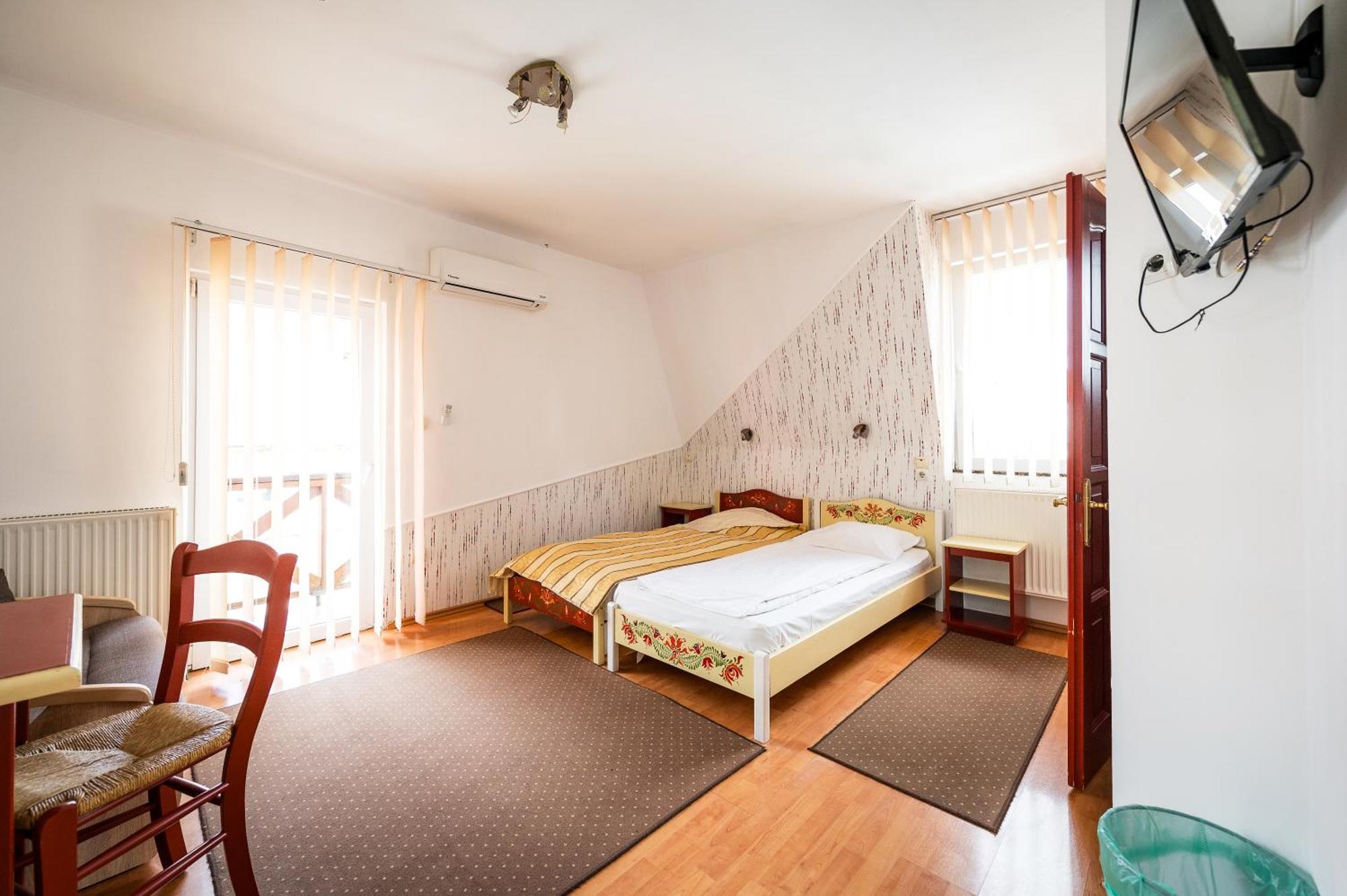 Hotel Sugas Сфынту-Георге Экстерьер фото