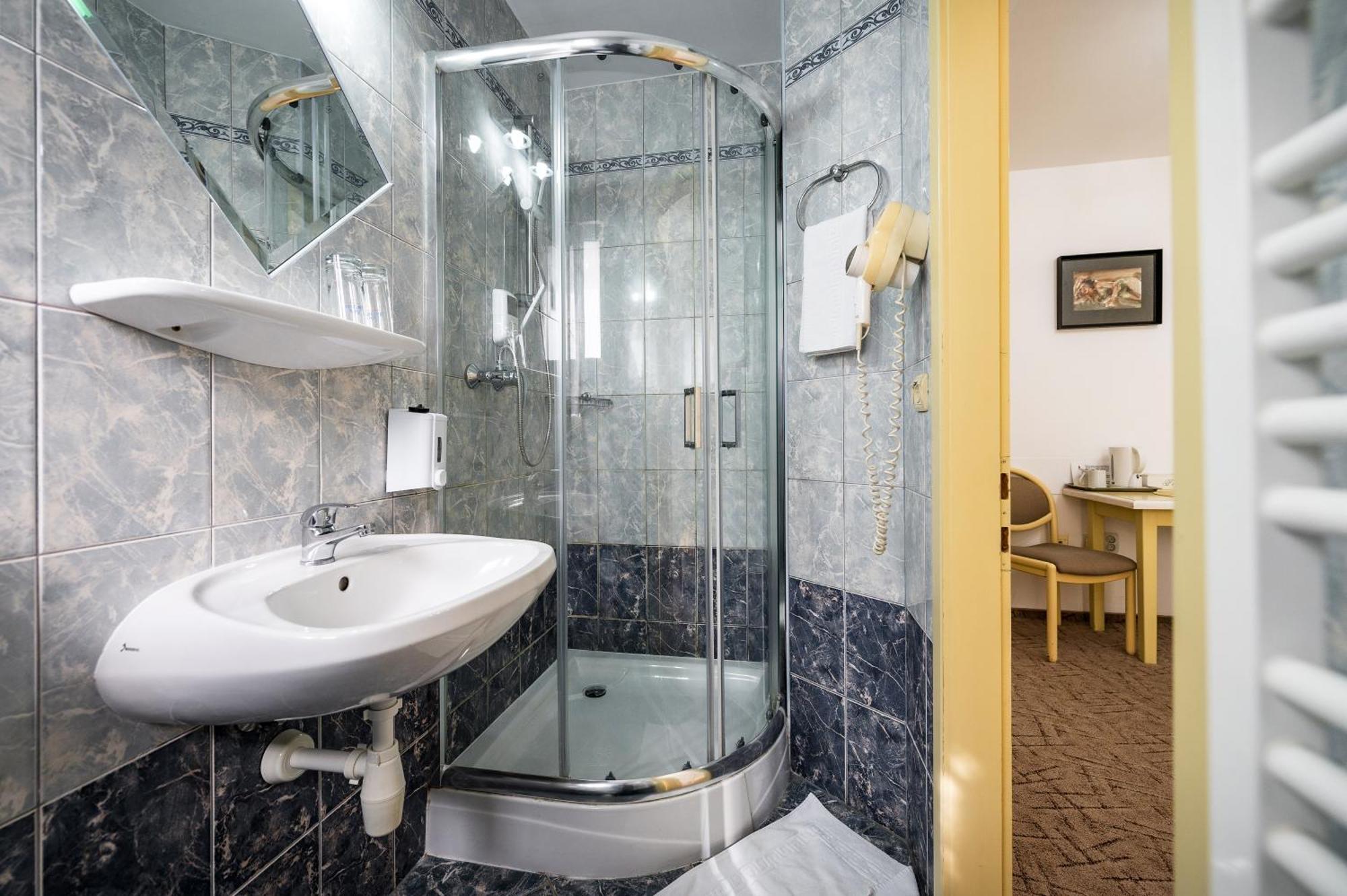 Hotel Sugas Сфынту-Георге Экстерьер фото