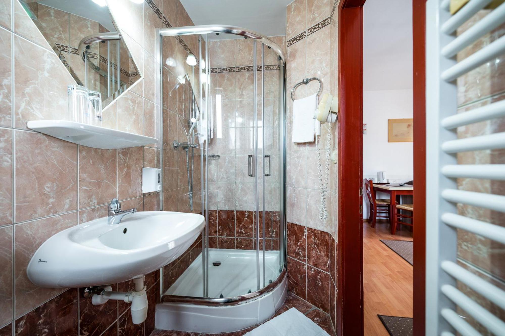 Hotel Sugas Сфынту-Георге Экстерьер фото