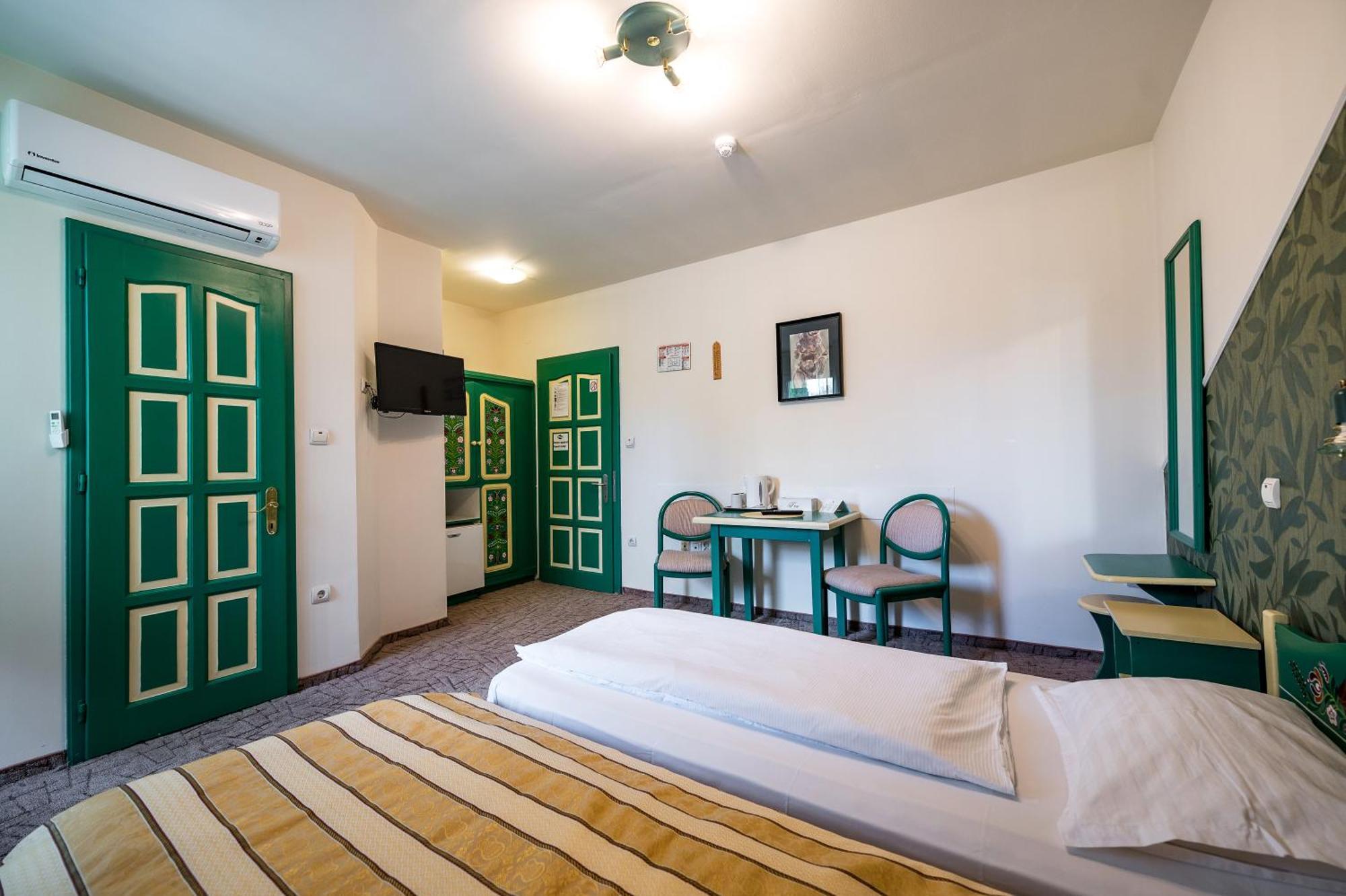 Hotel Sugas Сфынту-Георге Экстерьер фото