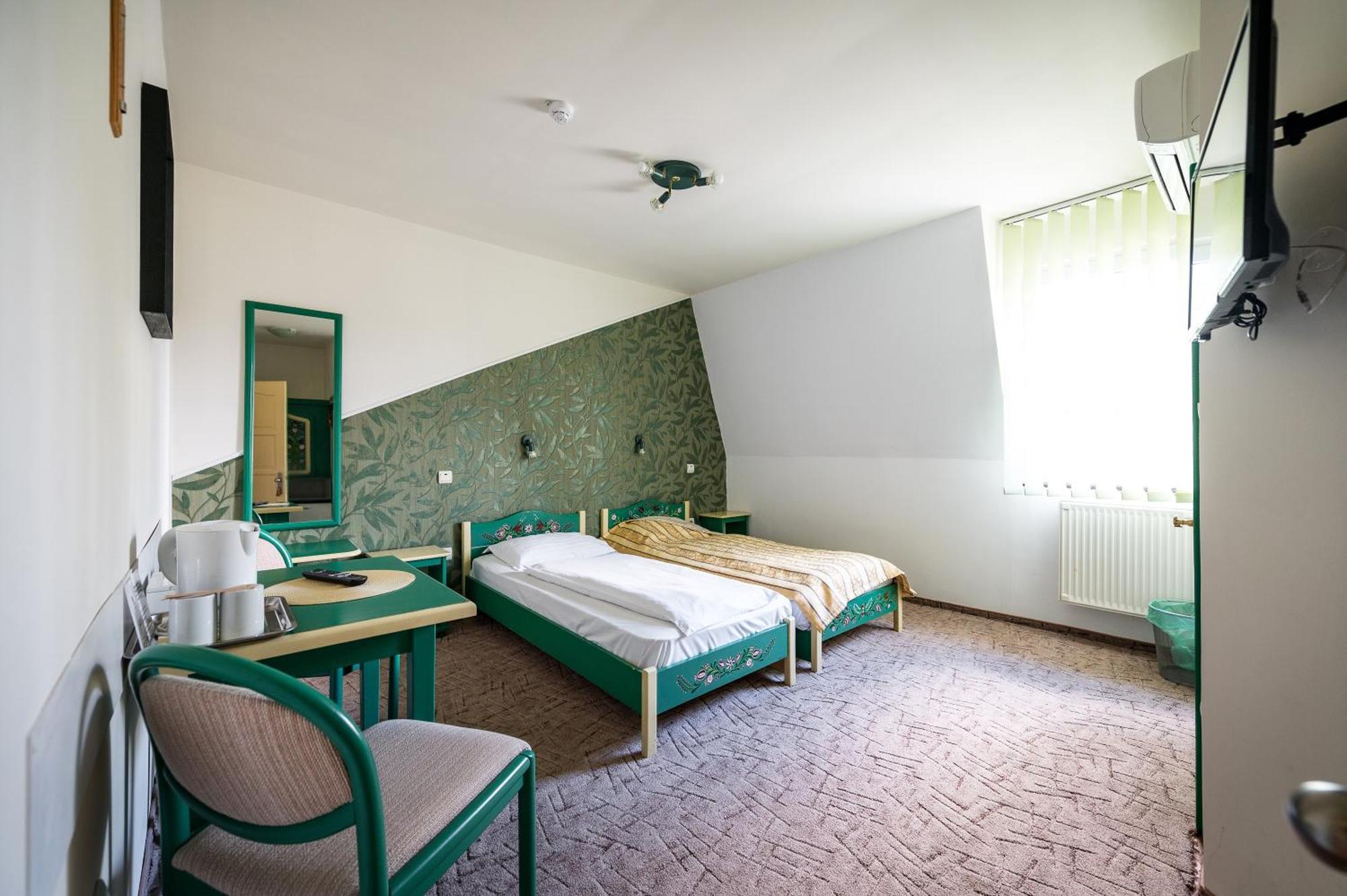 Hotel Sugas Сфынту-Георге Экстерьер фото