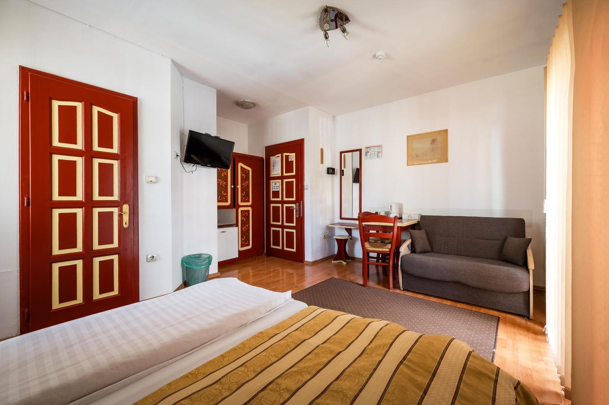 Hotel Sugas Сфынту-Георге Экстерьер фото