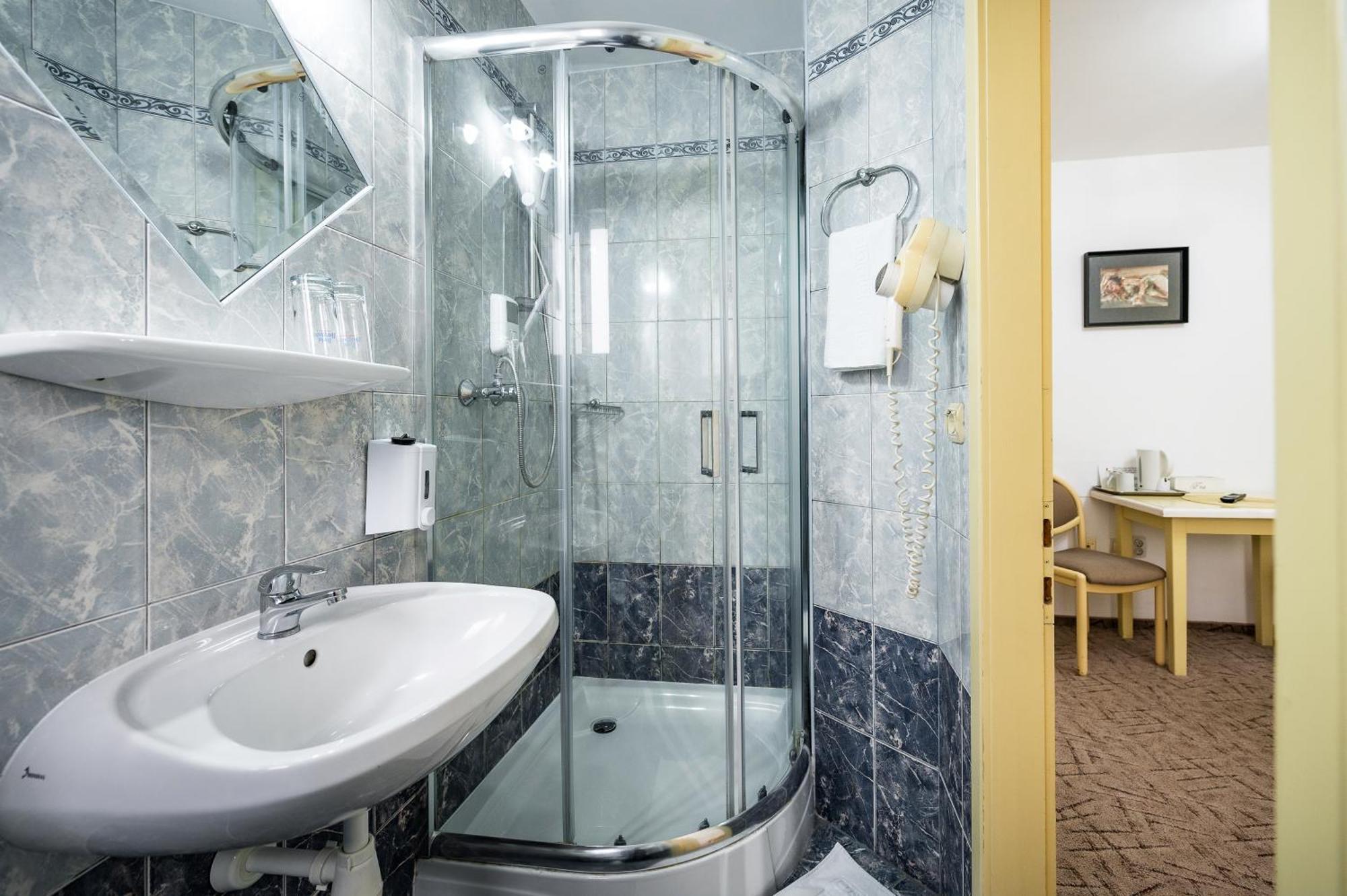 Hotel Sugas Сфынту-Георге Экстерьер фото