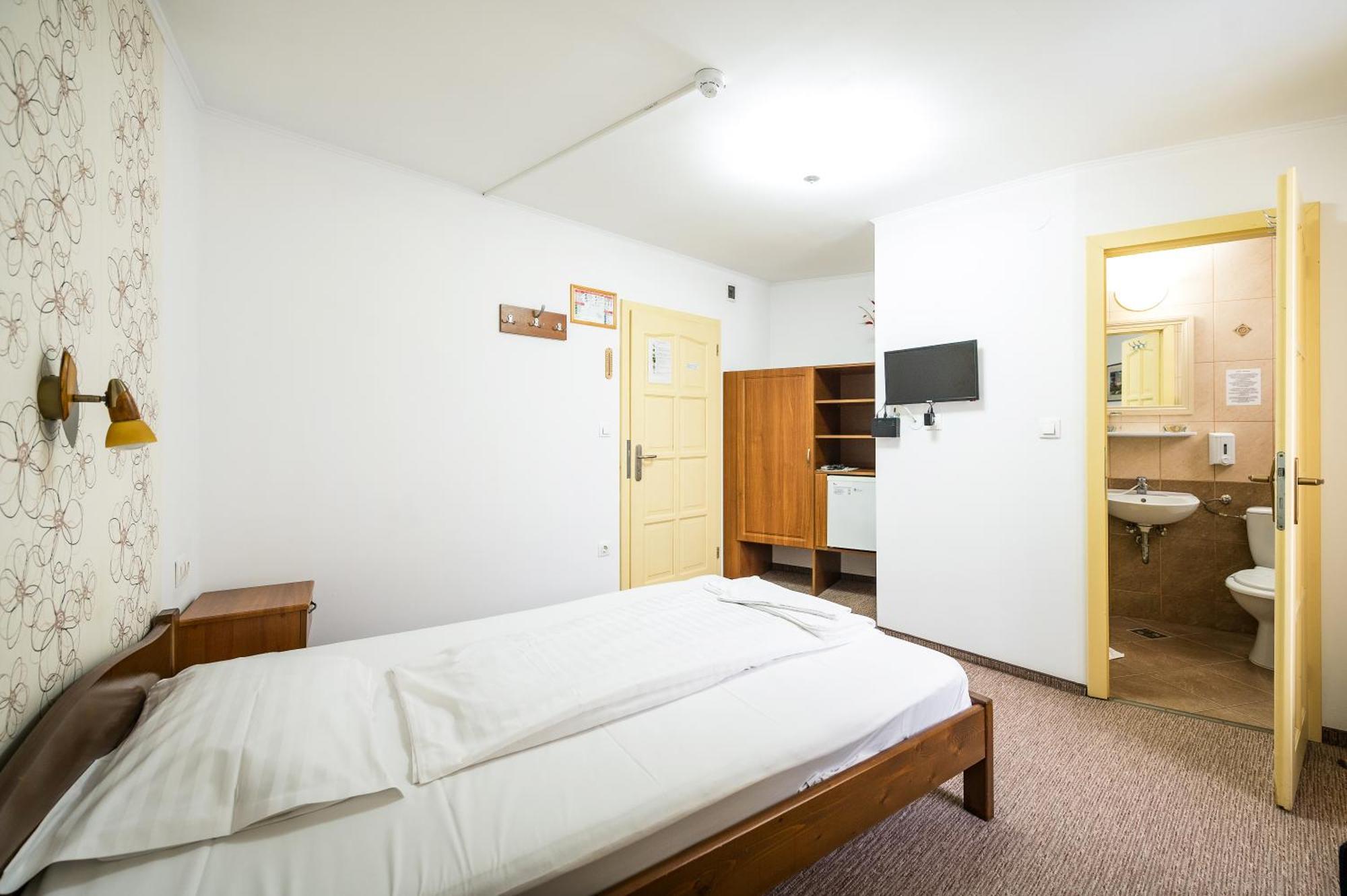 Hotel Sugas Сфынту-Георге Экстерьер фото