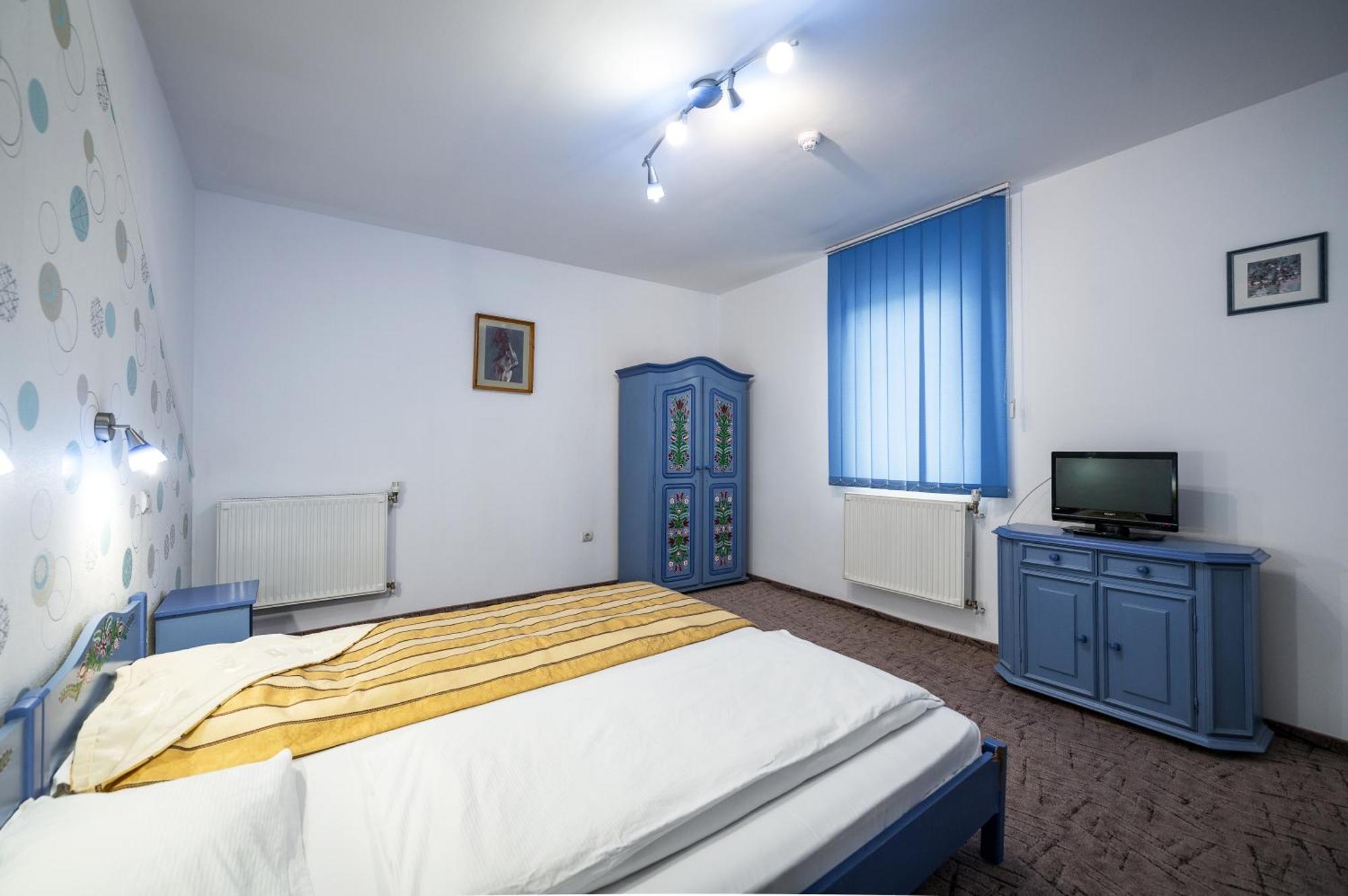 Hotel Sugas Сфынту-Георге Экстерьер фото