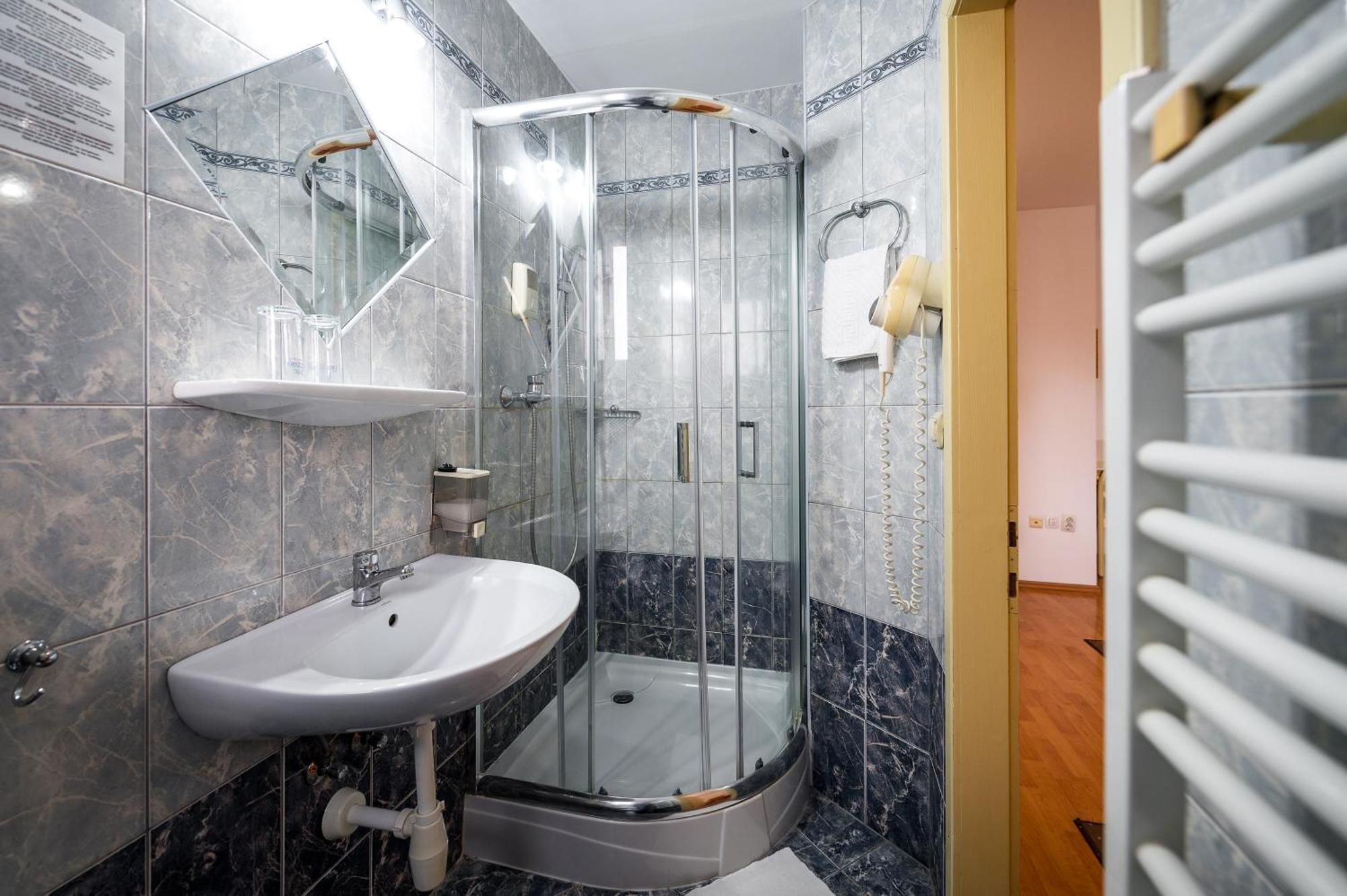 Hotel Sugas Сфынту-Георге Экстерьер фото