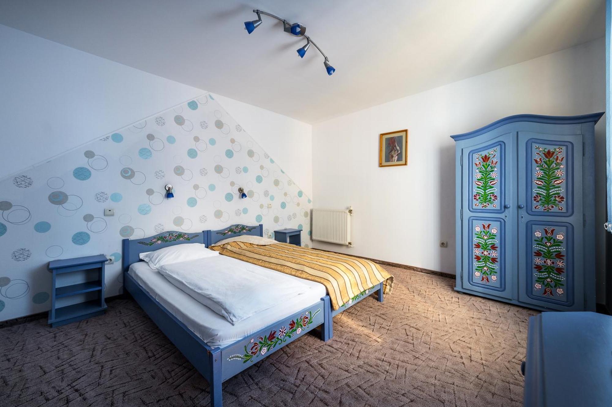 Hotel Sugas Сфынту-Георге Экстерьер фото