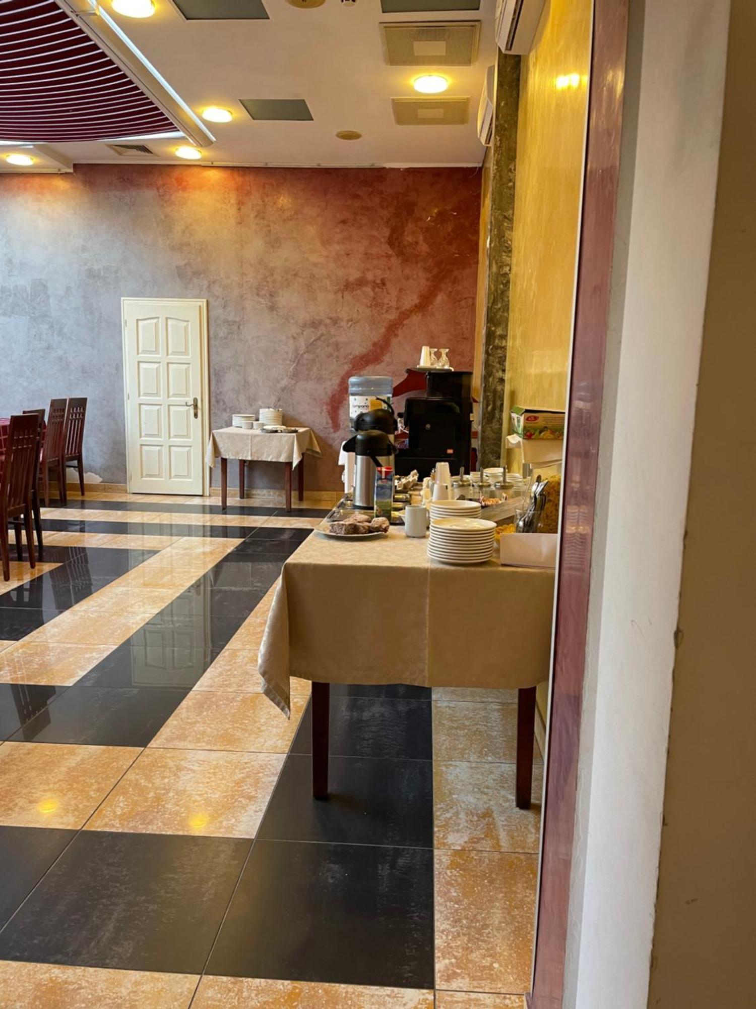 Hotel Sugas Сфынту-Георге Экстерьер фото