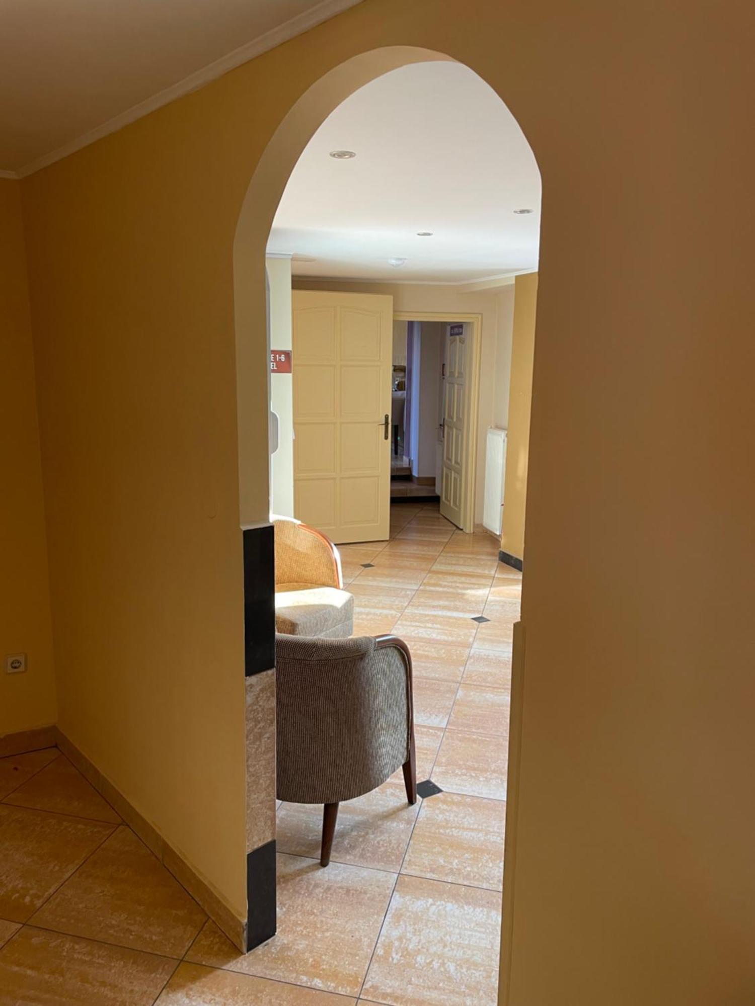Hotel Sugas Сфынту-Георге Экстерьер фото