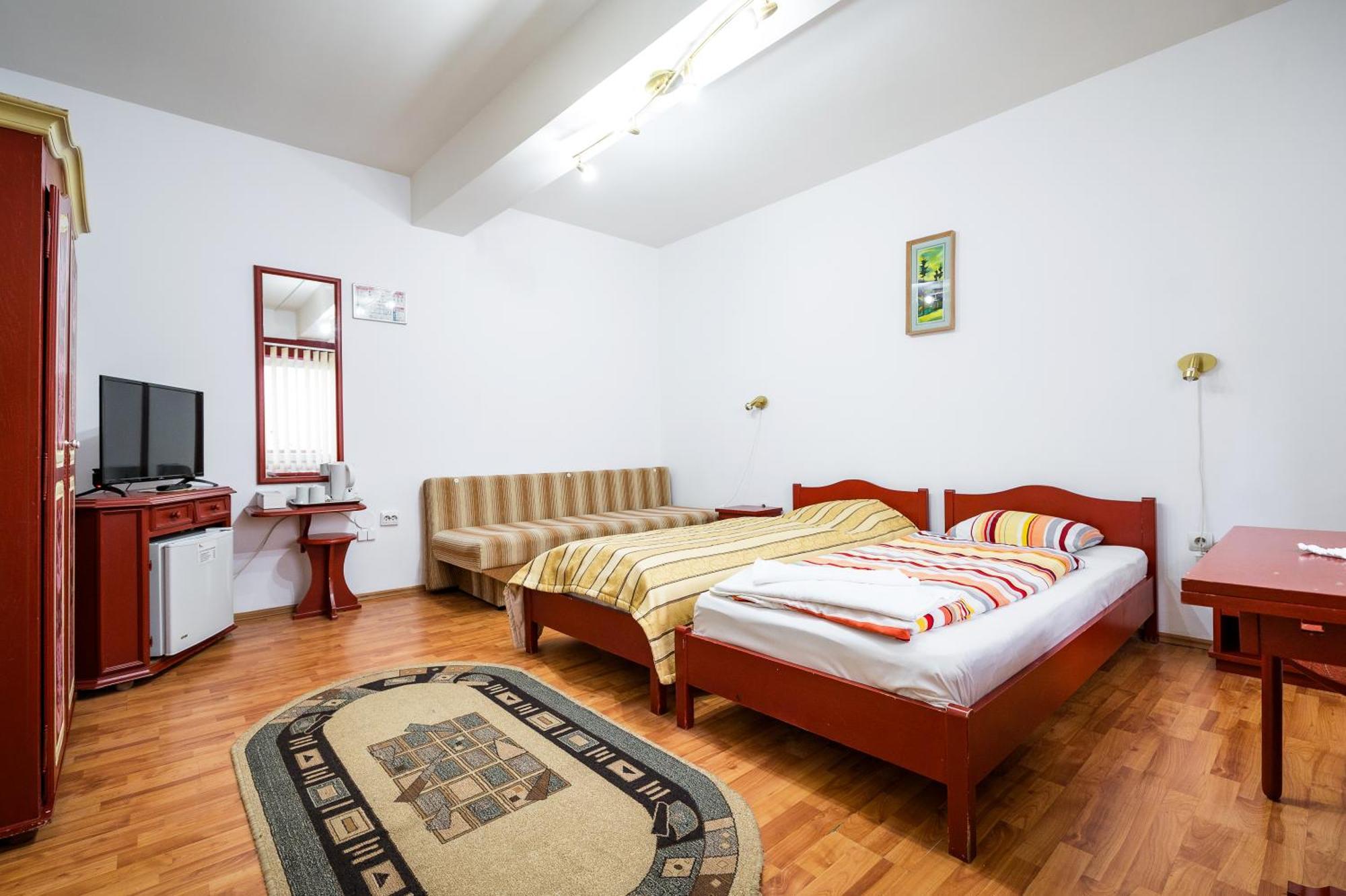 Hotel Sugas Сфынту-Георге Экстерьер фото